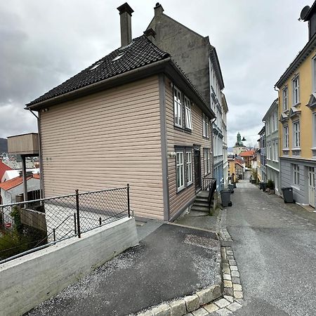 ベルゲンSjarmerende Bolig Like Ved Togstasjonenアパートメント エクステリア 写真